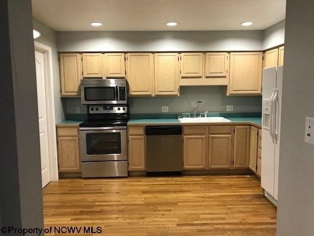 703 Lakeview Estate Townhomes - Photo 3 of 10