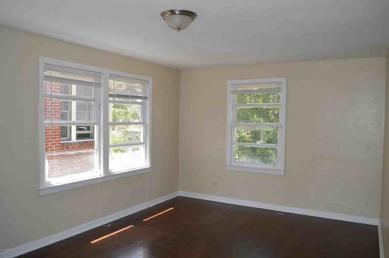 801 Acosta St - Photo 3 of 21