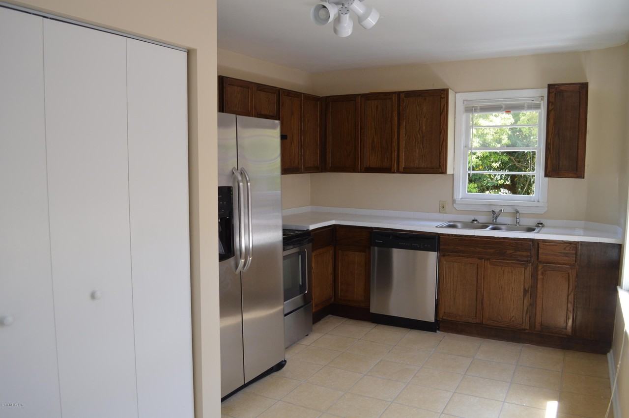 801 Acosta St - Photo 5 of 21