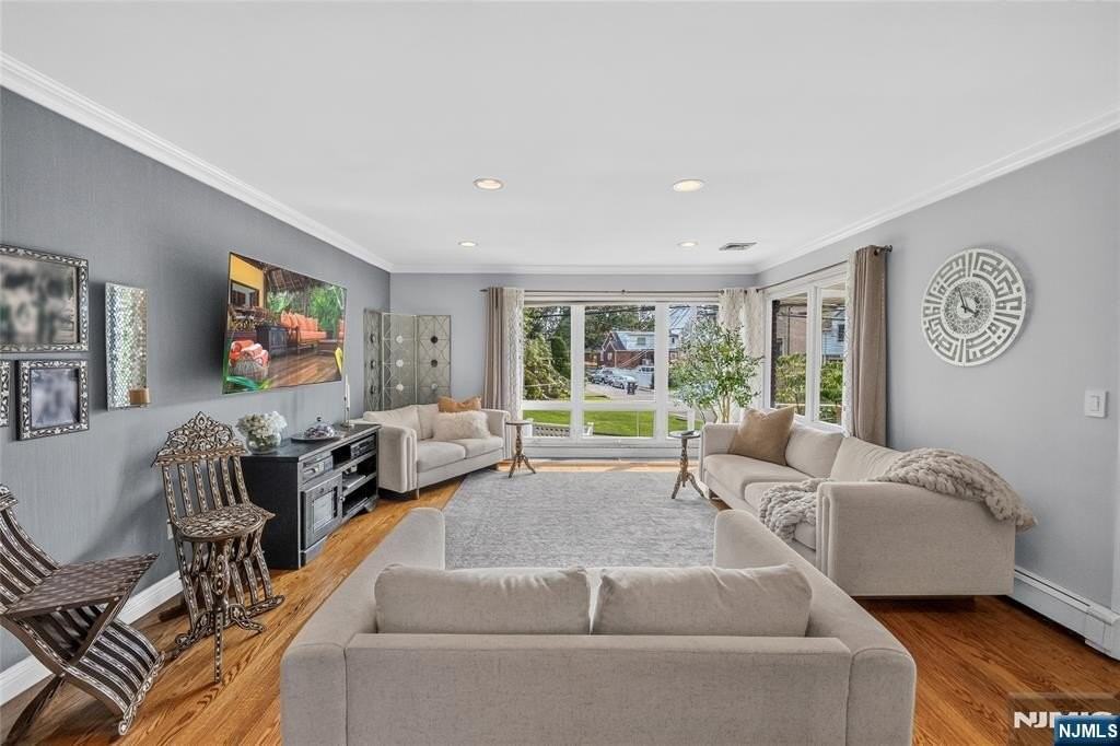 1026 Harvard Pl - Photo 3 of 22