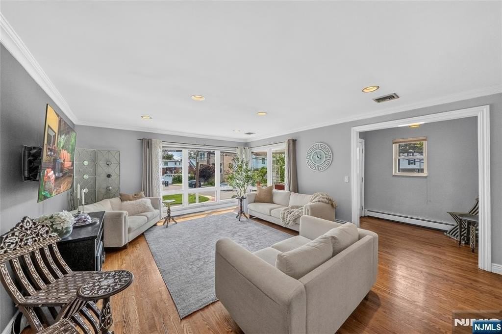 1026 Harvard Pl - Photo 4 of 22