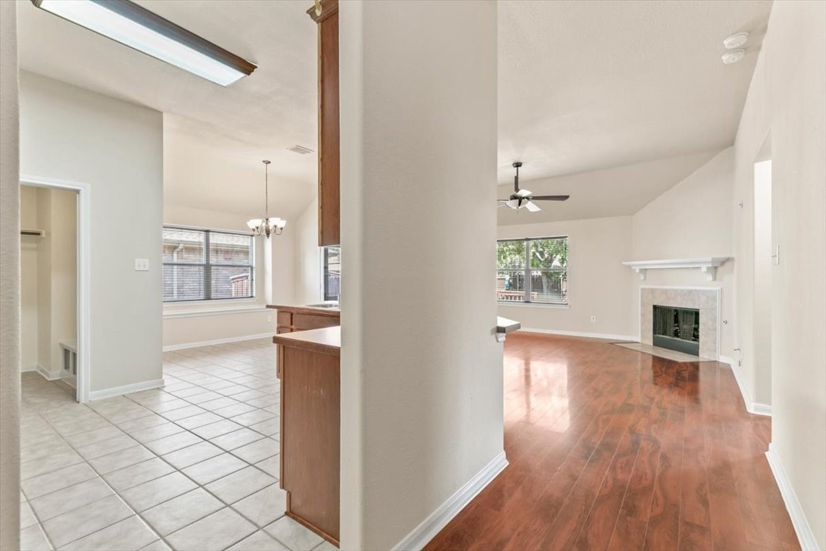 2733 Sunlight Dr - Photo 5 of 29