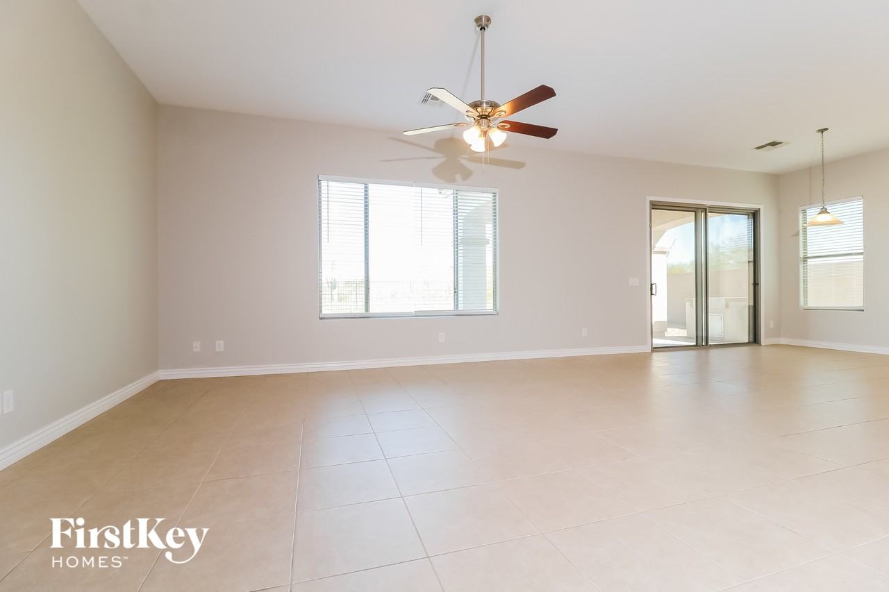 17920 W Lavender Ln - Photo 3 of 15