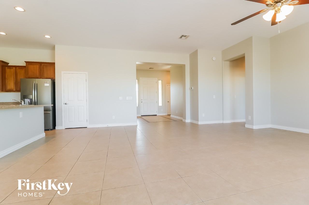 17920 W Lavender Ln - Photo 4 of 15