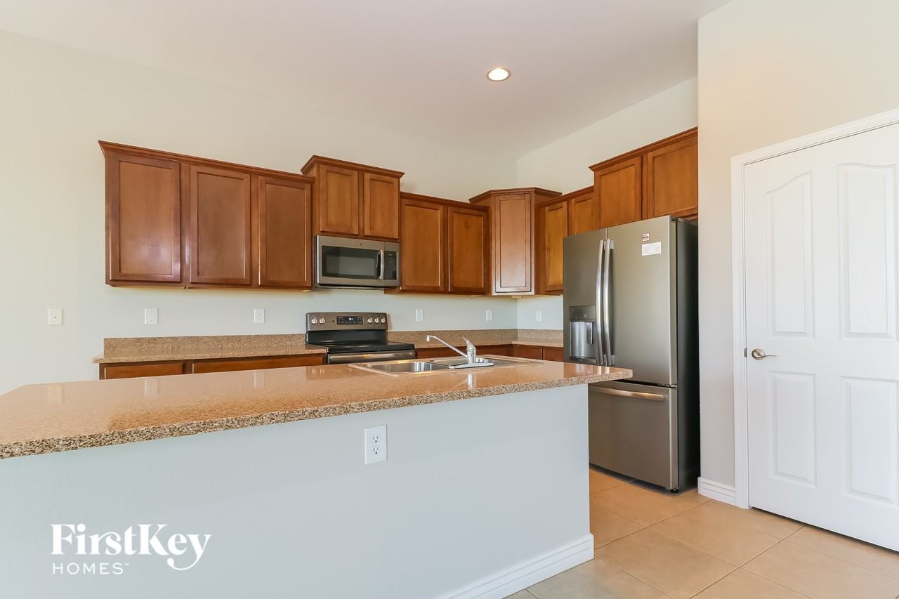 17920 W Lavender Ln - Photo 6 of 15