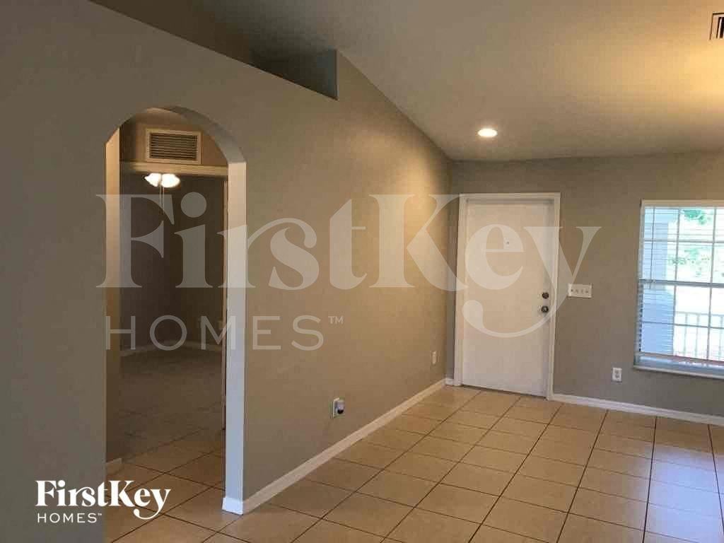 335 Hermosa Ave - Photo 4 of 12