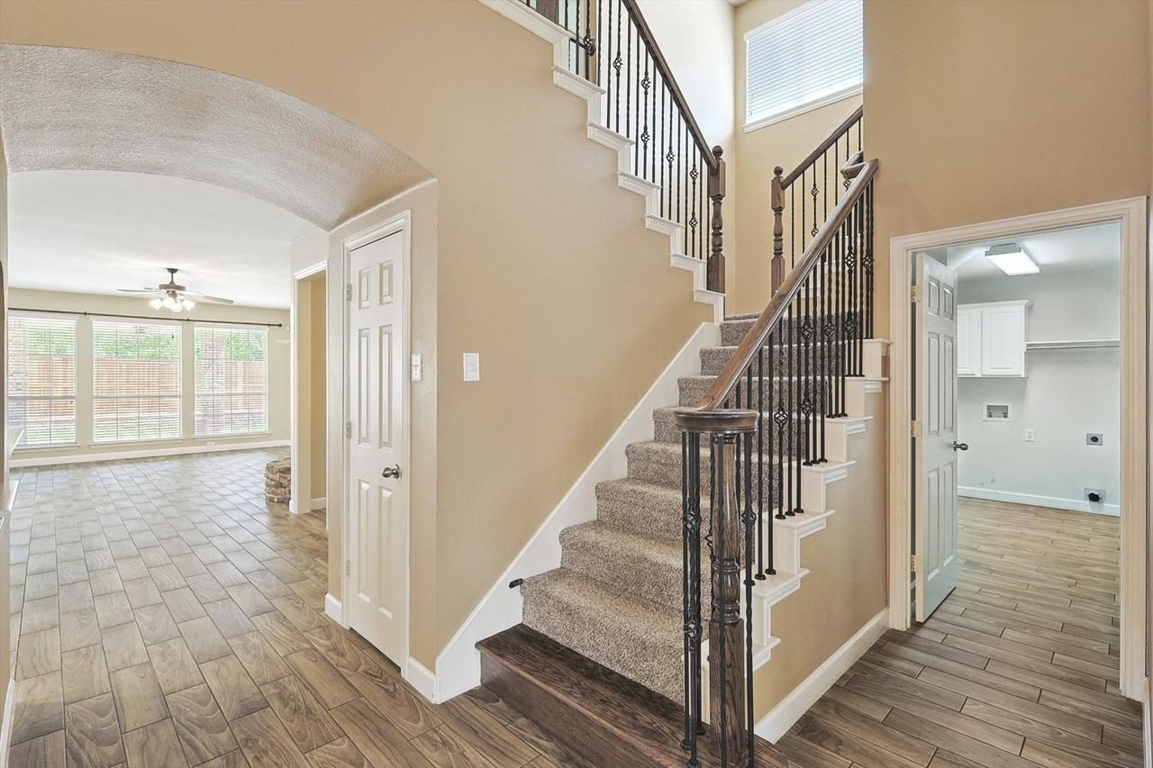 1231 Golf Club Dr - Photo 4 of 34