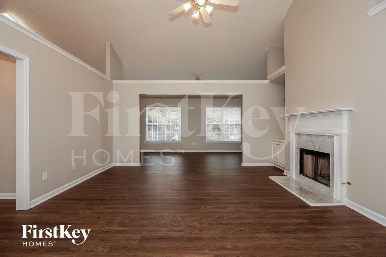 8954 Lake Ct - Photo 3 of 15