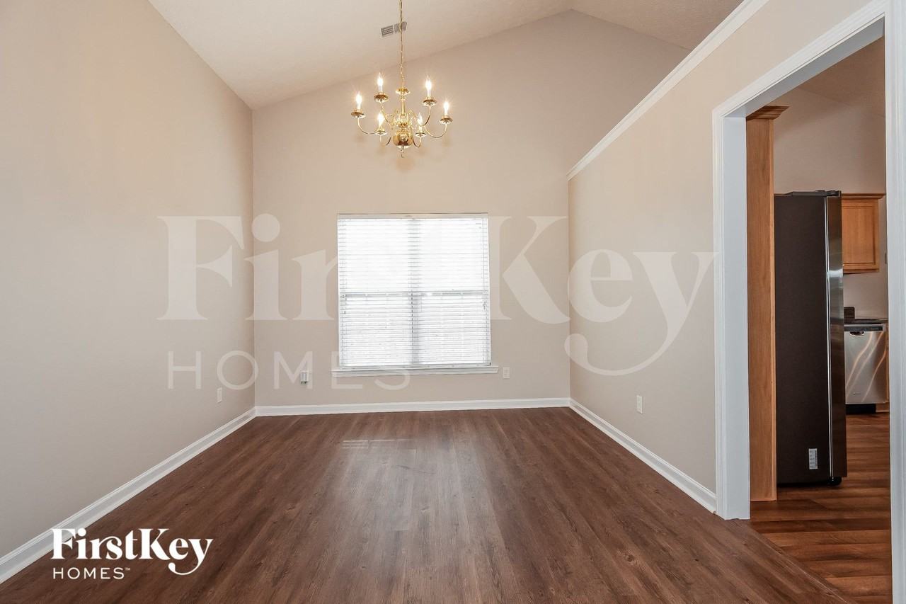 8954 Lake Ct - Photo 4 of 15