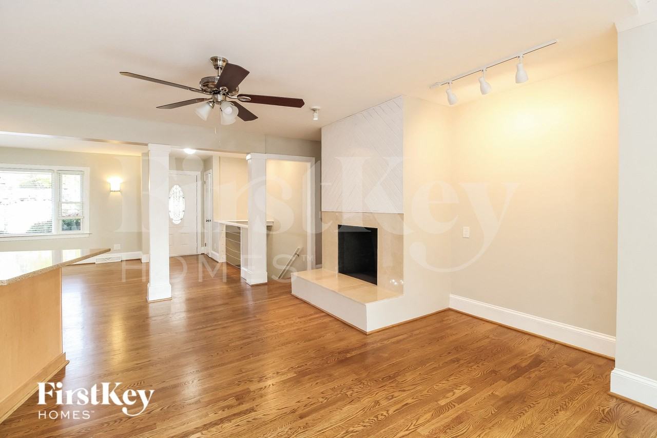 5421 Garden Lake Dr - Photo 3 of 15