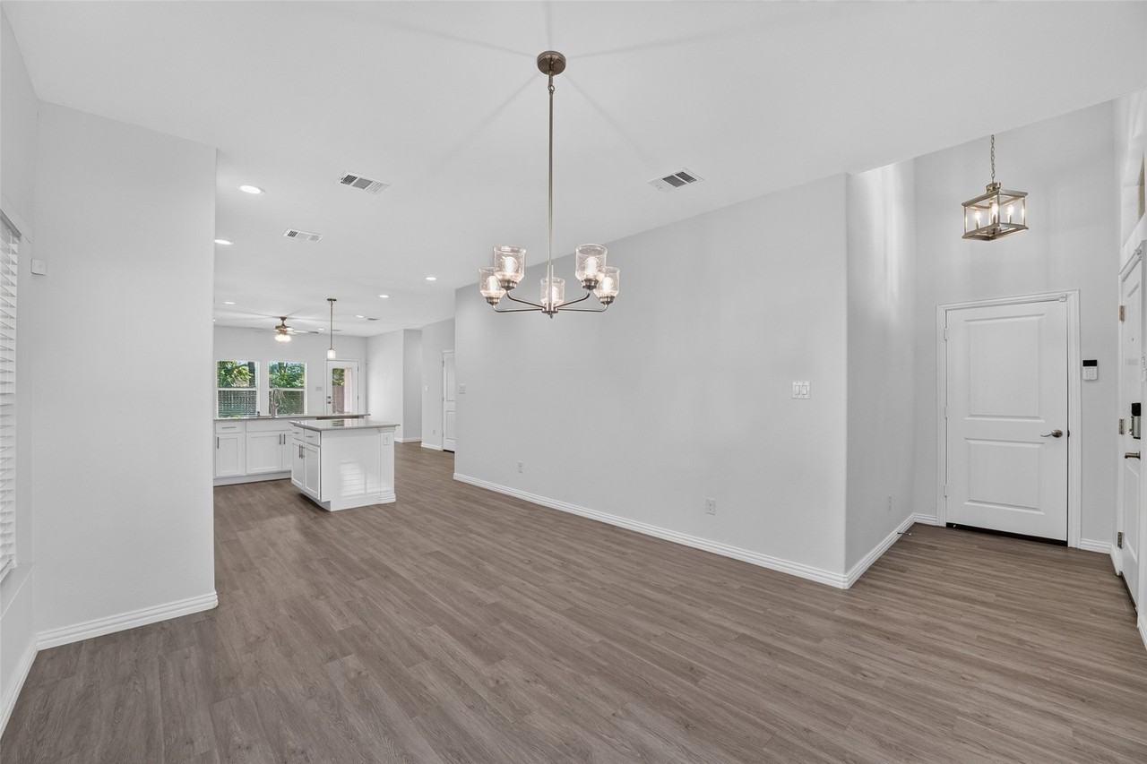 2404 Macon St - Photo 5 of 28
