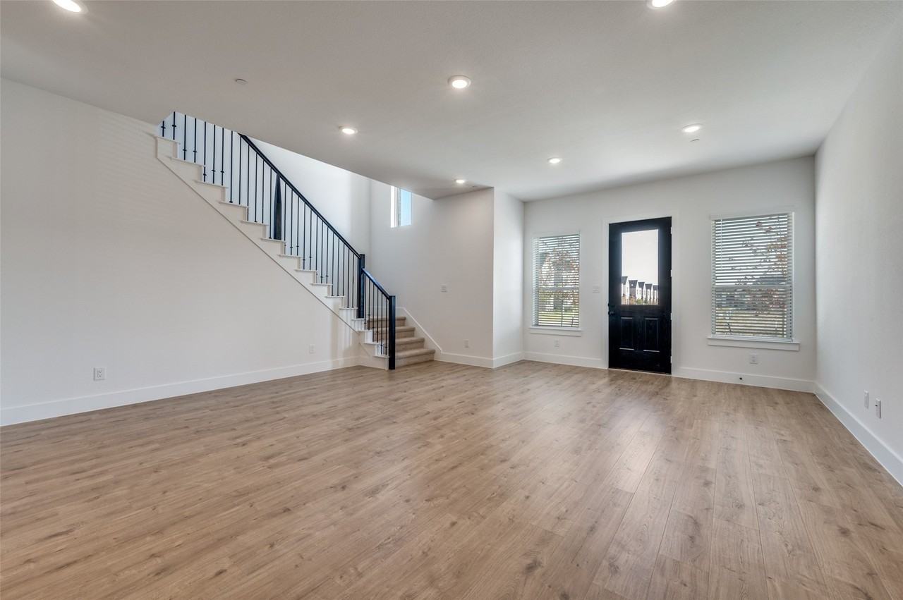 4405 Cave Springs St - Photo 2 of 13