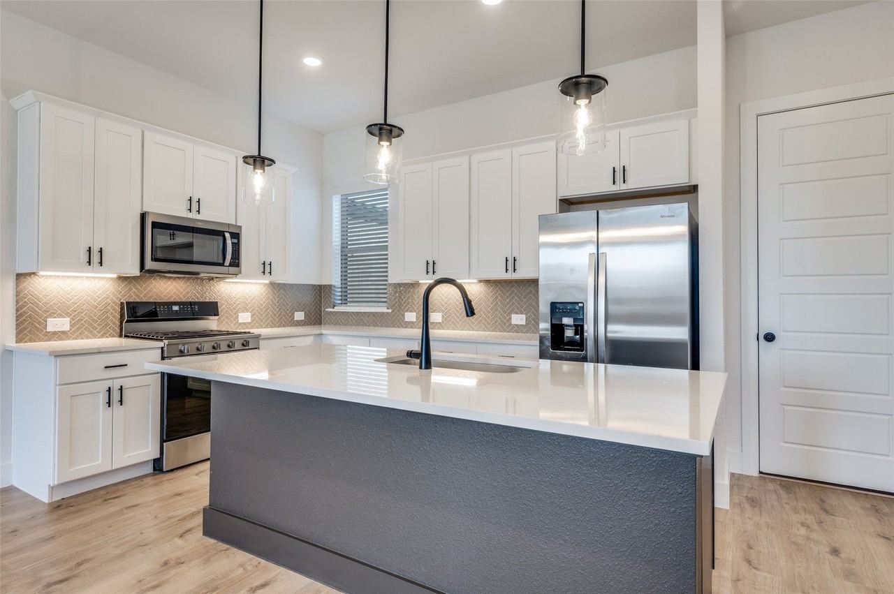 4405 Cave Springs St - Photo 4 of 13