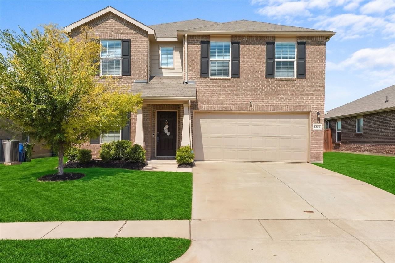 1209 Waggoner Dr - Photo 2 of 38