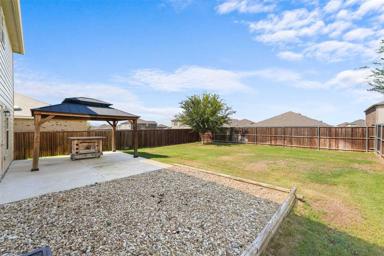 1209 Waggoner Dr - Photo 4 of 38