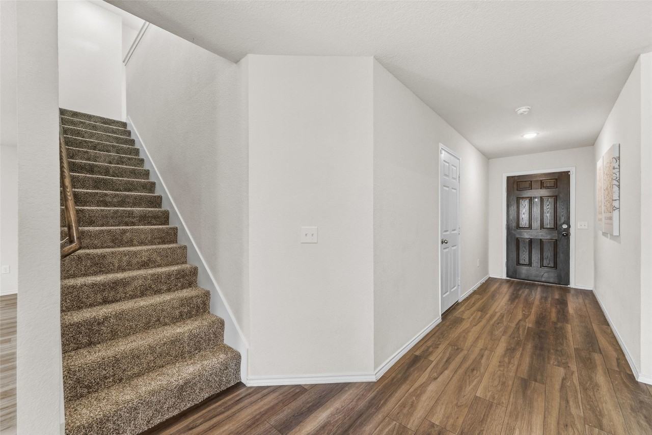 1209 Waggoner Dr - Photo 7 of 38
