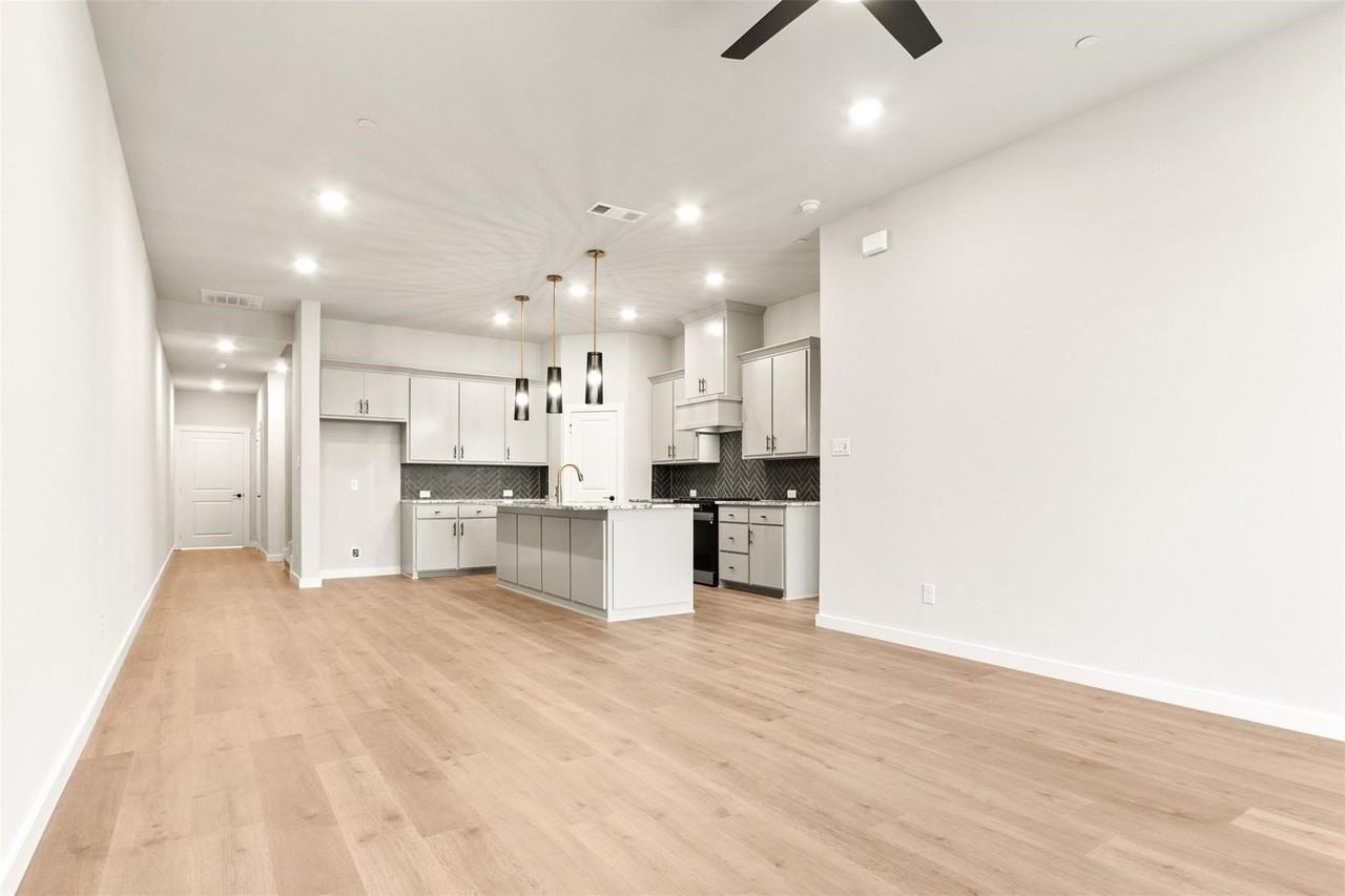 604 Tall Grass Trl - Photo 4 of 19