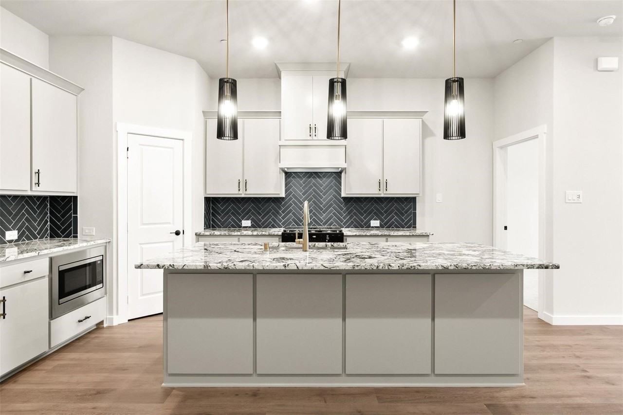 604 Tall Grass Trl - Photo 5 of 19