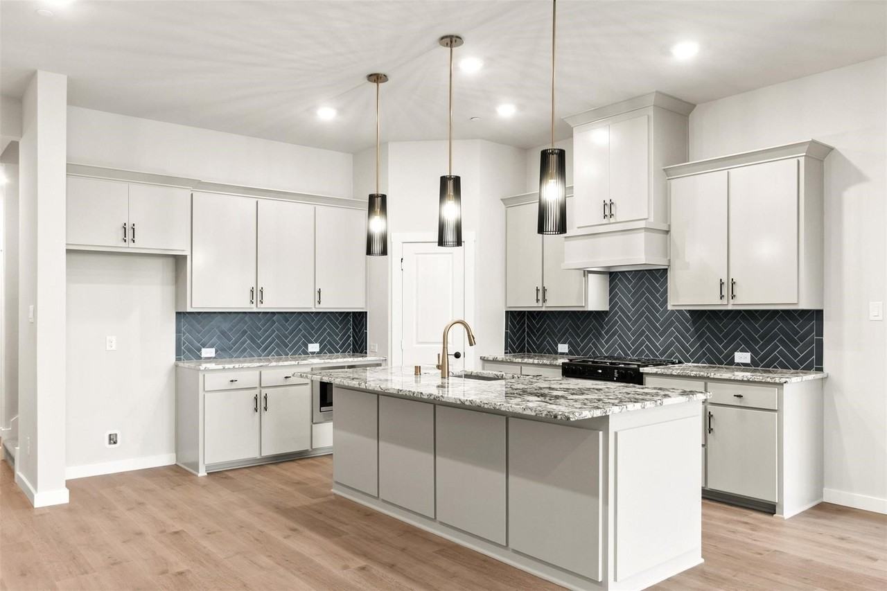 604 Tall Grass Trl - Photo 6 of 19