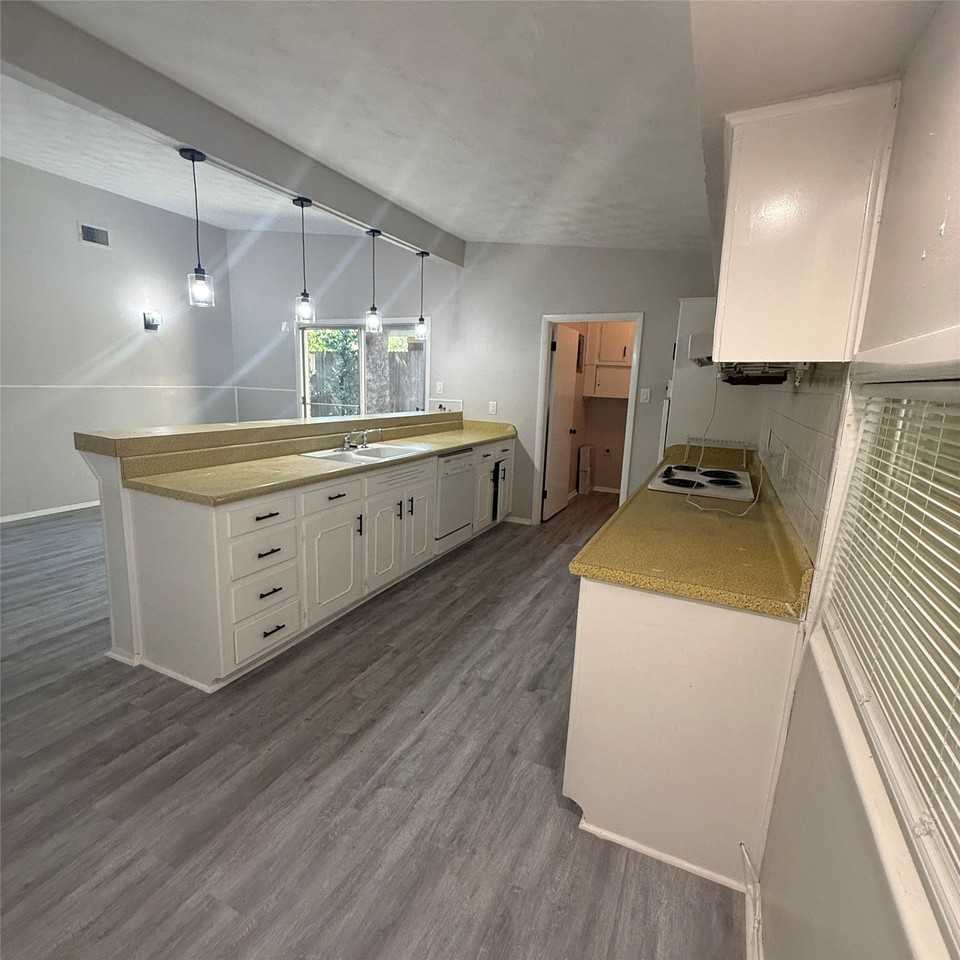 1514 Camellia Dr - Photo 4 of 25