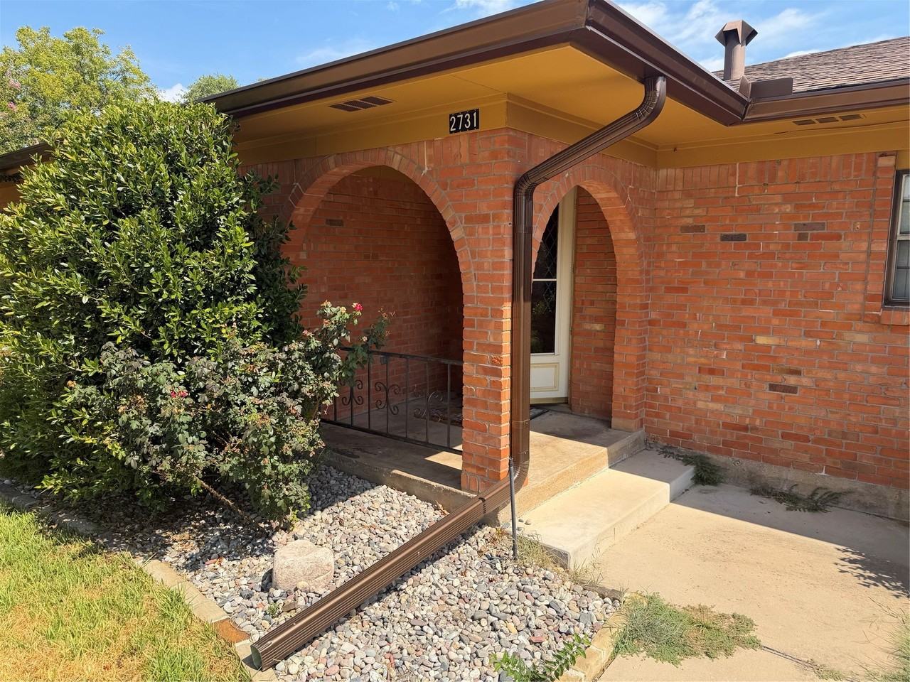 2731 Rivercrest Dr - Photo 2 of 20
