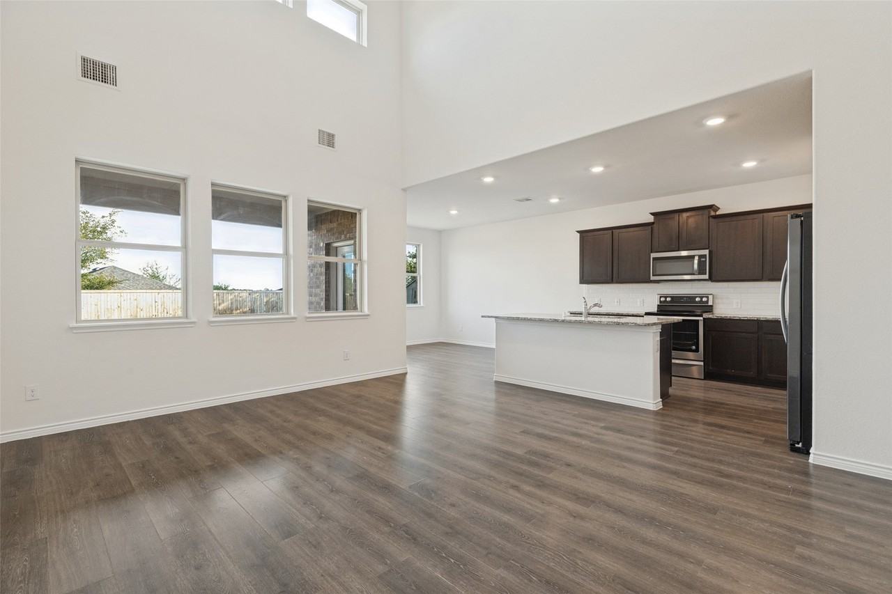 1012 Crepe Myrtle Ln - Photo 2 of 12
