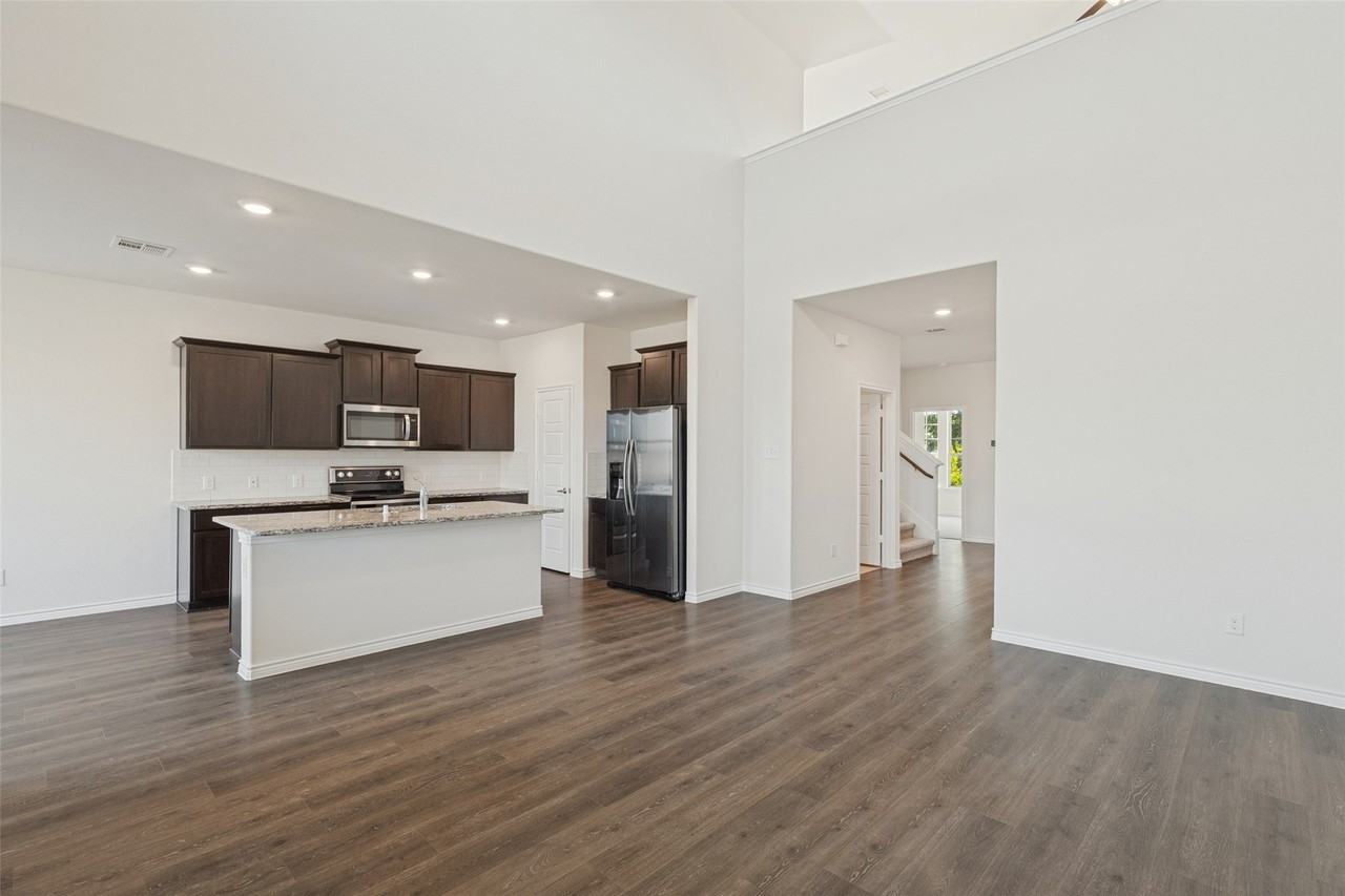 1012 Crepe Myrtle Ln - Photo 3 of 12