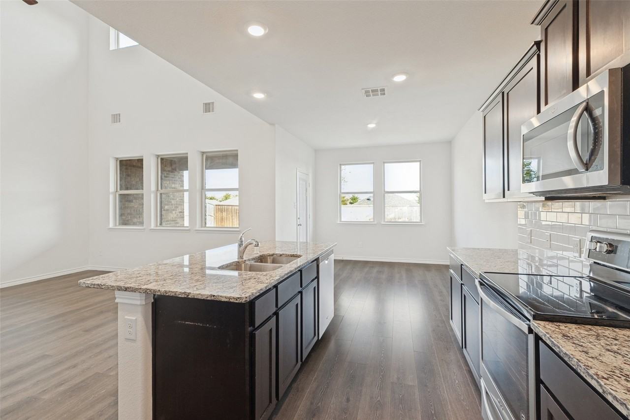 1012 Crepe Myrtle Ln - Photo 4 of 12