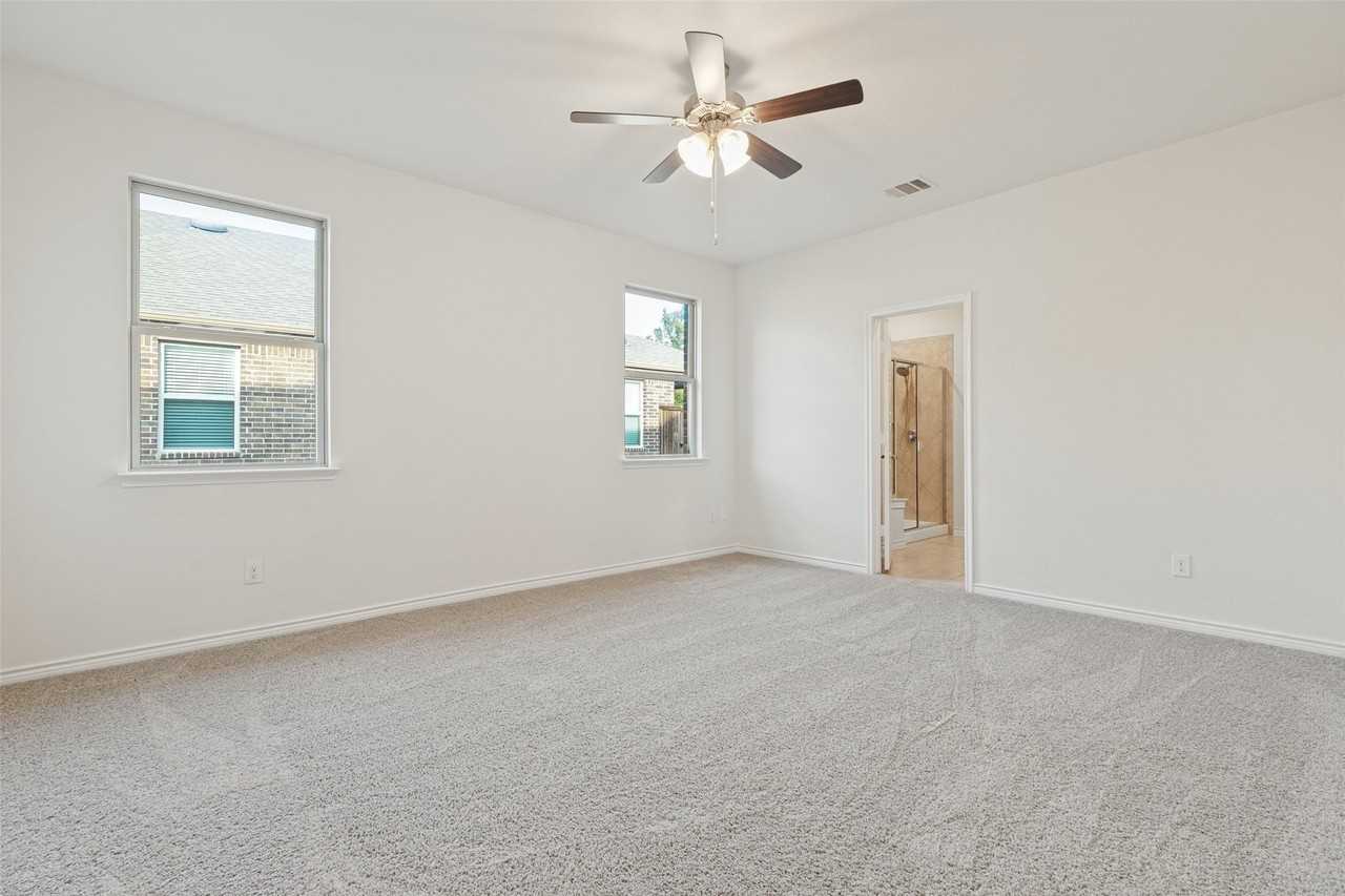 1012 Crepe Myrtle Ln - Photo 5 of 12