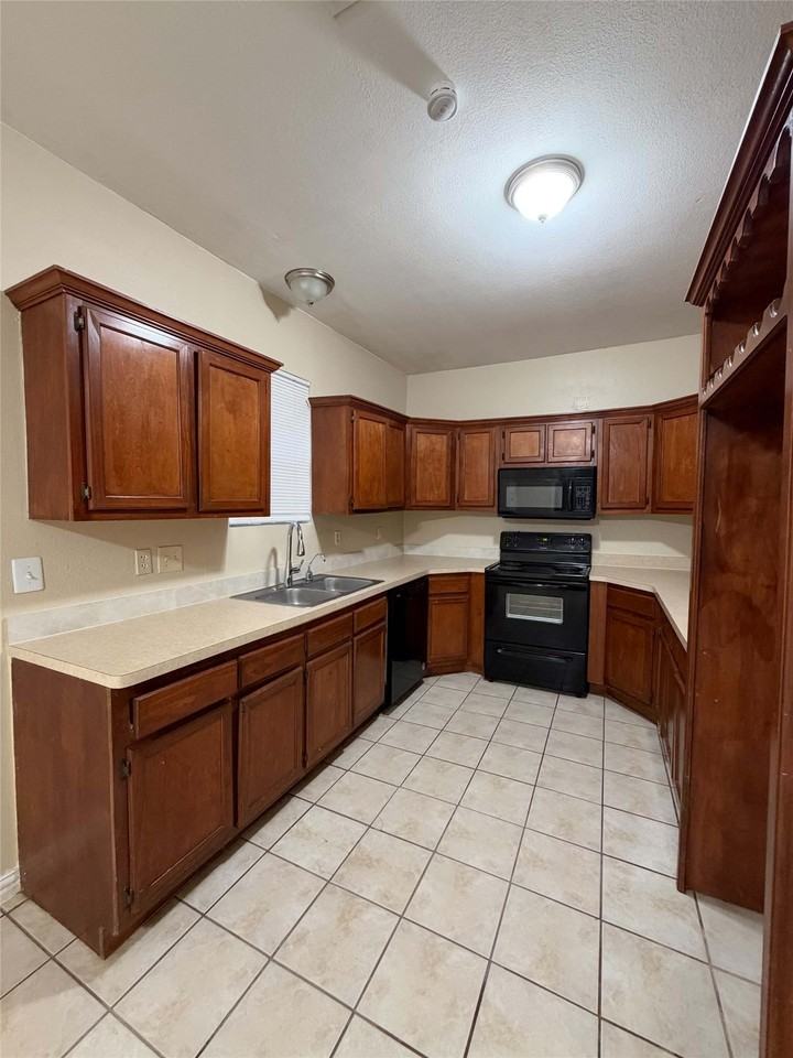 212 E 4th St - Photo 4 of 26