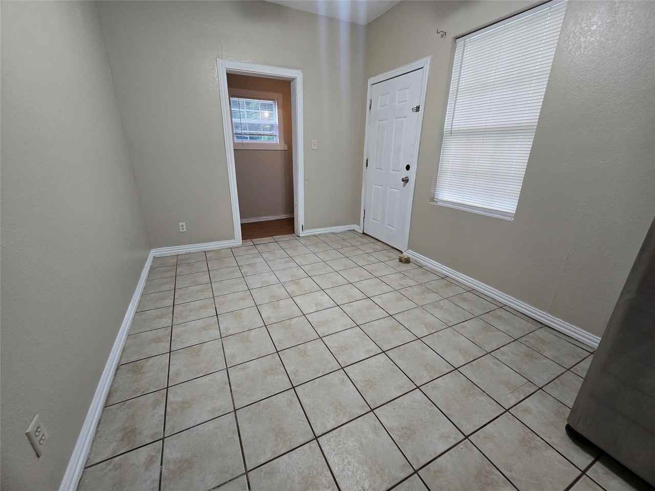 212 E 4th St - Photo 5 of 26