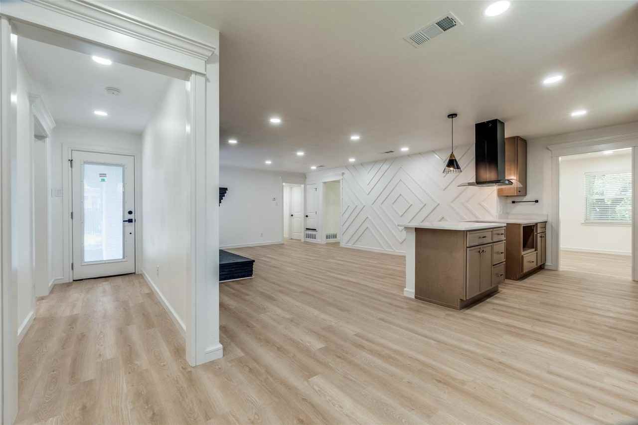 5323 Blaney Way - Photo 5 of 17