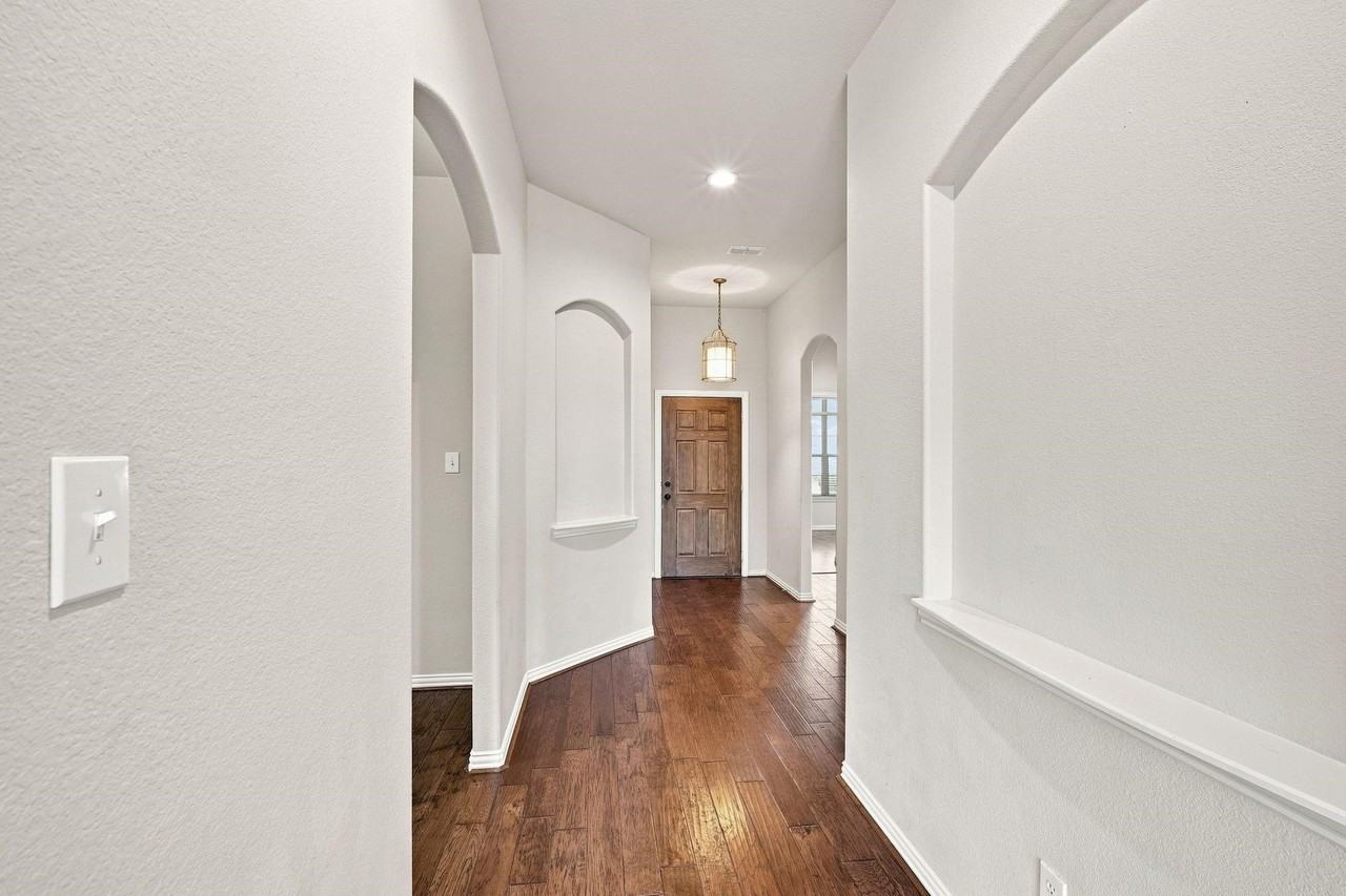 1020 Lake Hollow Dr - Photo 3 of 27