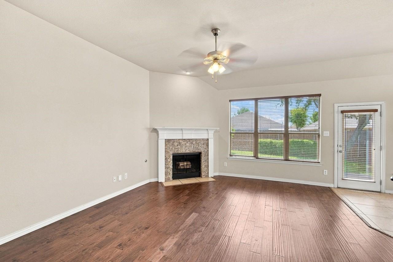 1020 Lake Hollow Dr - Photo 4 of 27