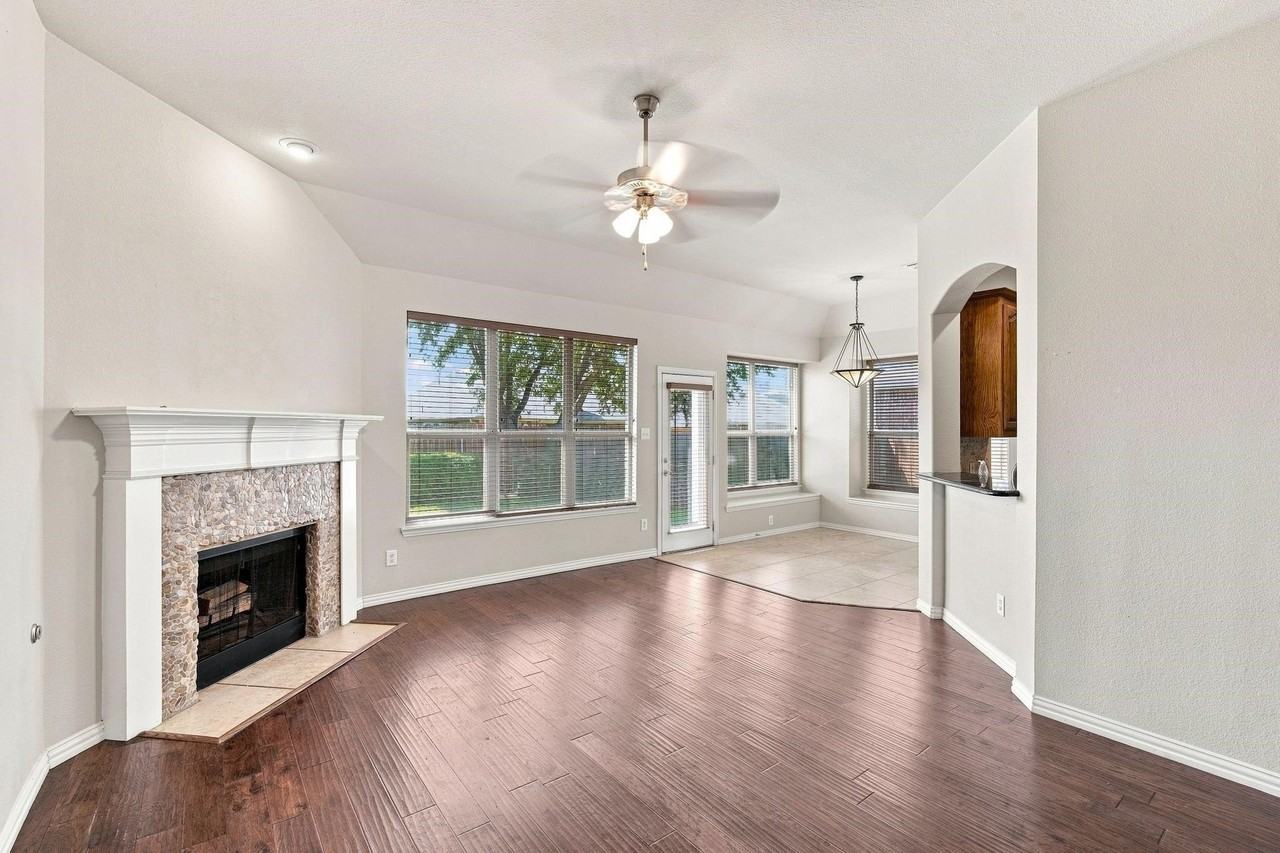 1020 Lake Hollow Dr - Photo 6 of 27