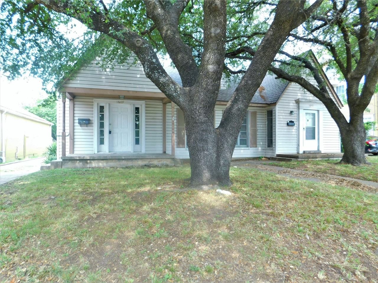 1609 N Locust St - Photo 2 of 18