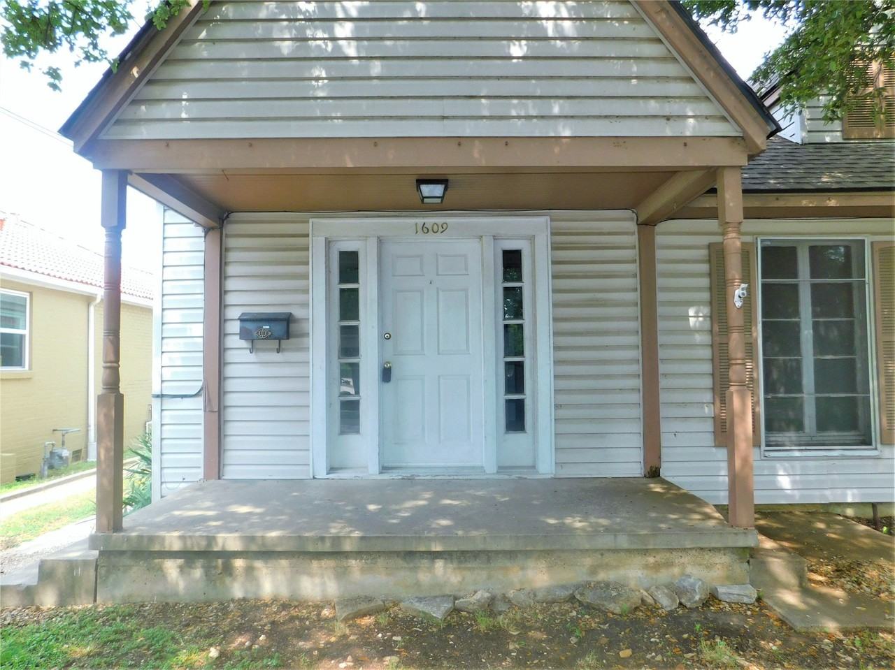 1609 N Locust St - Photo 3 of 18