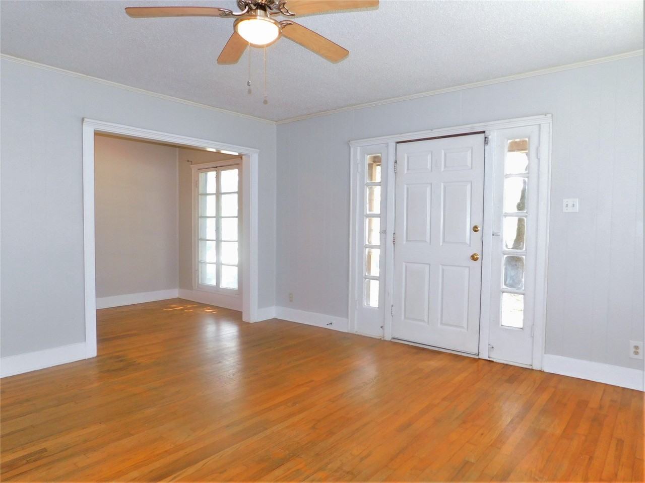 1609 N Locust St - Photo 4 of 18
