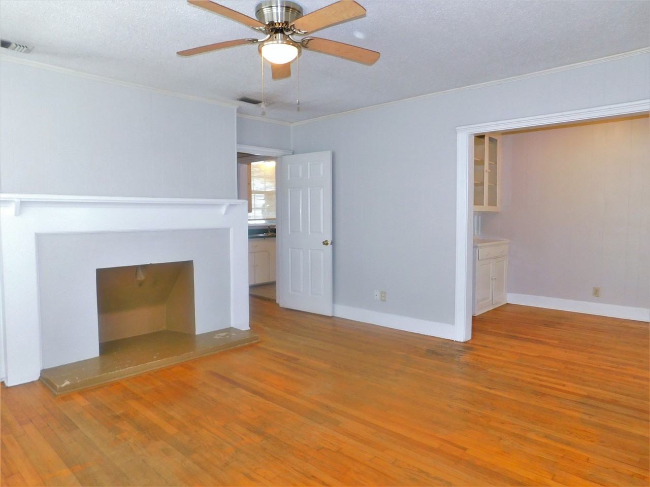 1609 N Locust St - Photo 6 of 18
