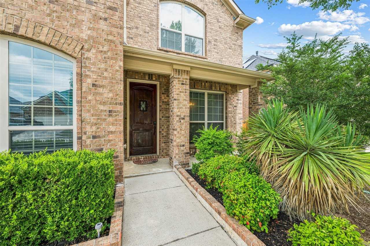 1374 Sandhurst Dr - Photo 2 of 40