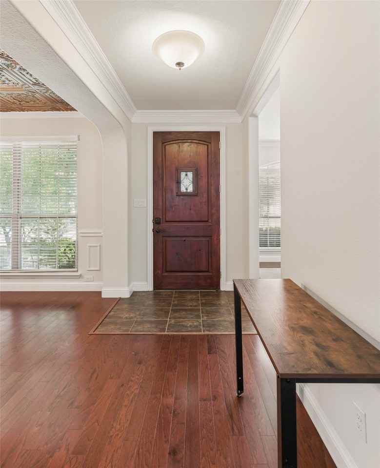 1374 Sandhurst Dr - Photo 3 of 40