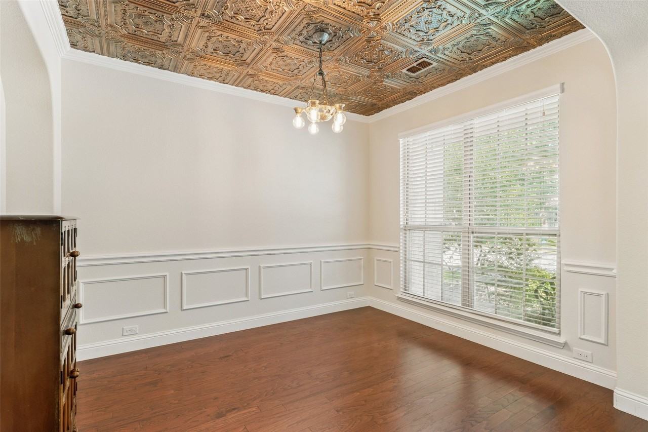 1374 Sandhurst Dr - Photo 4 of 40