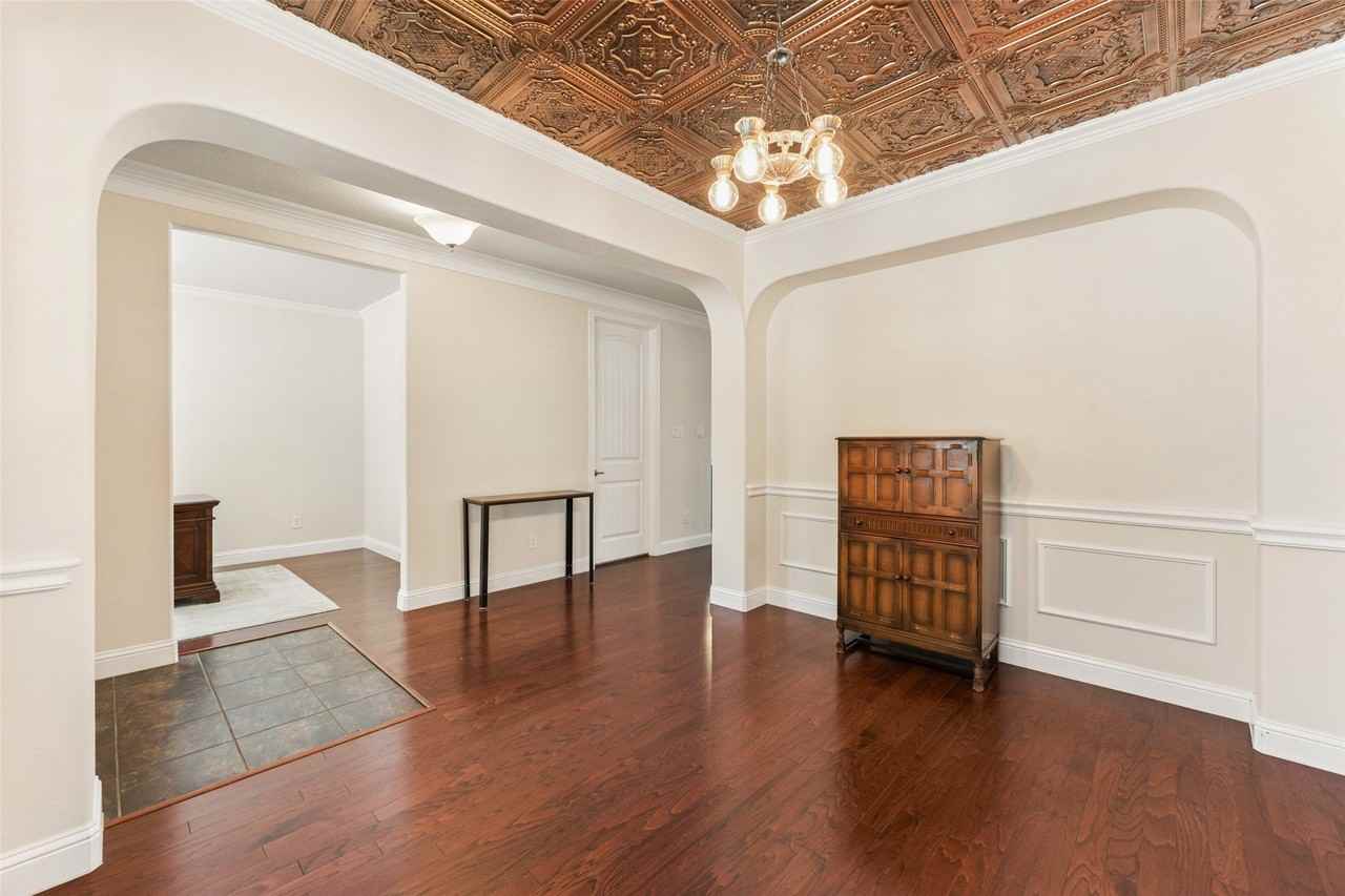 1374 Sandhurst Dr - Photo 5 of 40