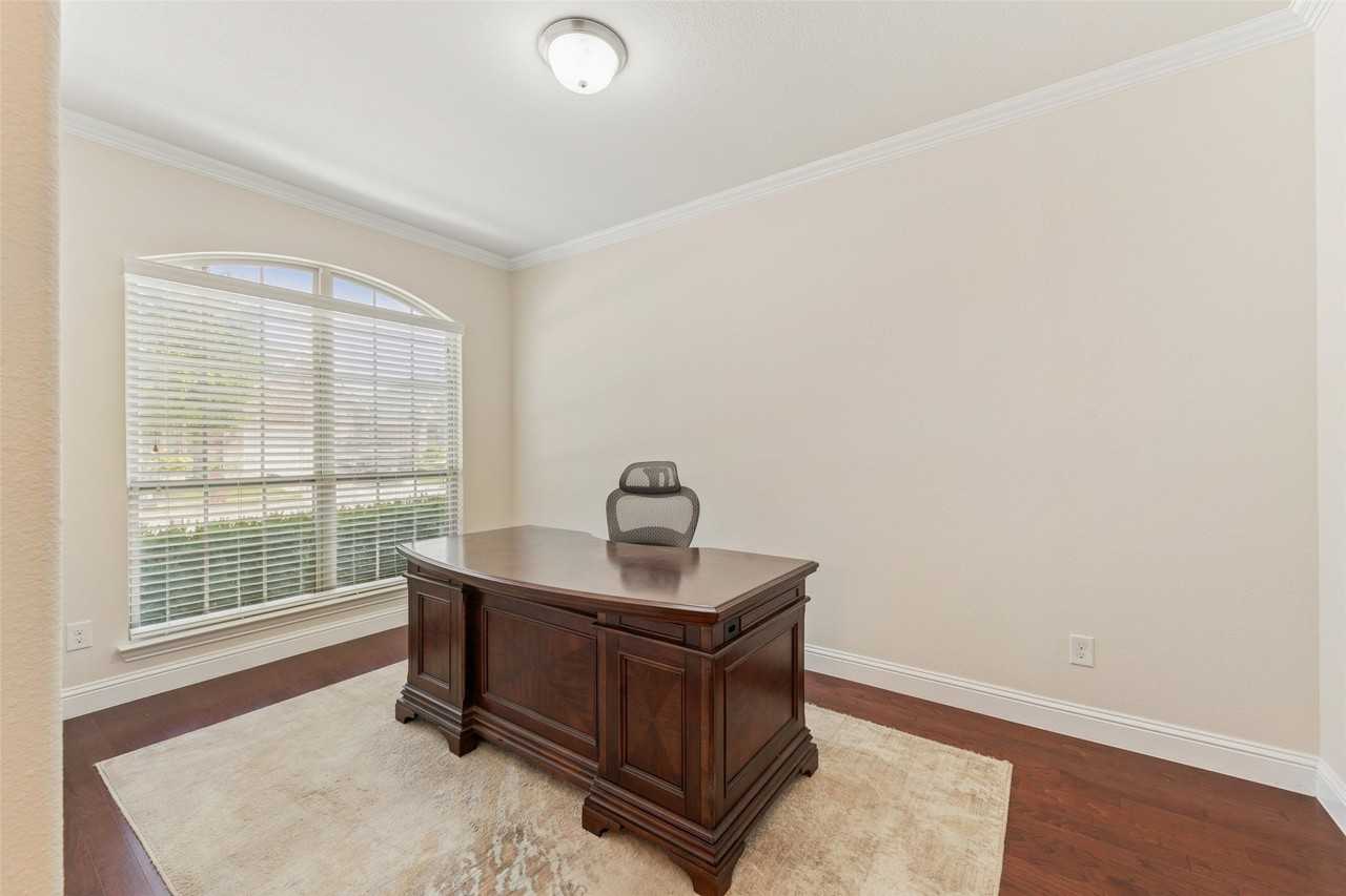 1374 Sandhurst Dr - Photo 6 of 40