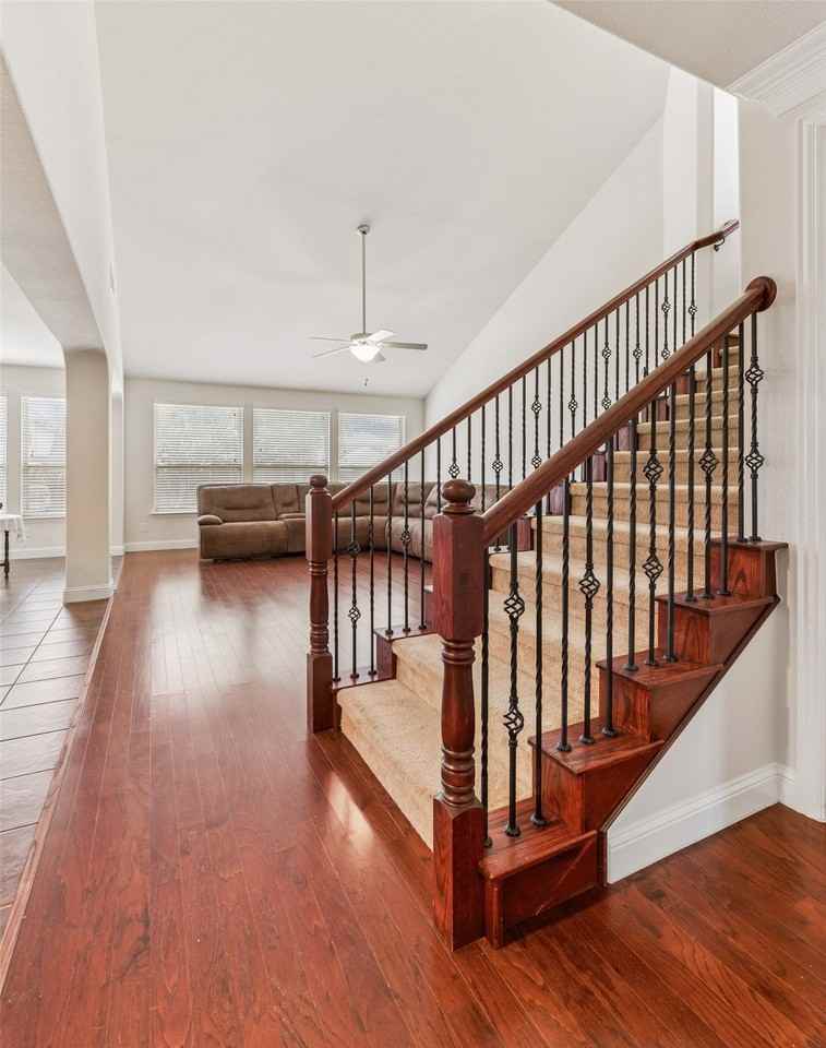 1374 Sandhurst Dr - Photo 7 of 40