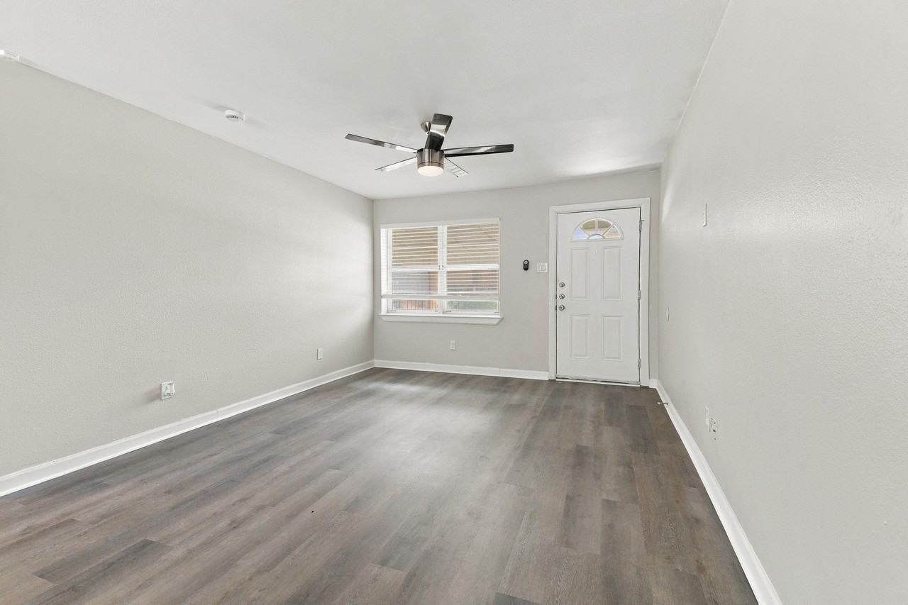 2420 Bamboo St - Photo 2 of 16