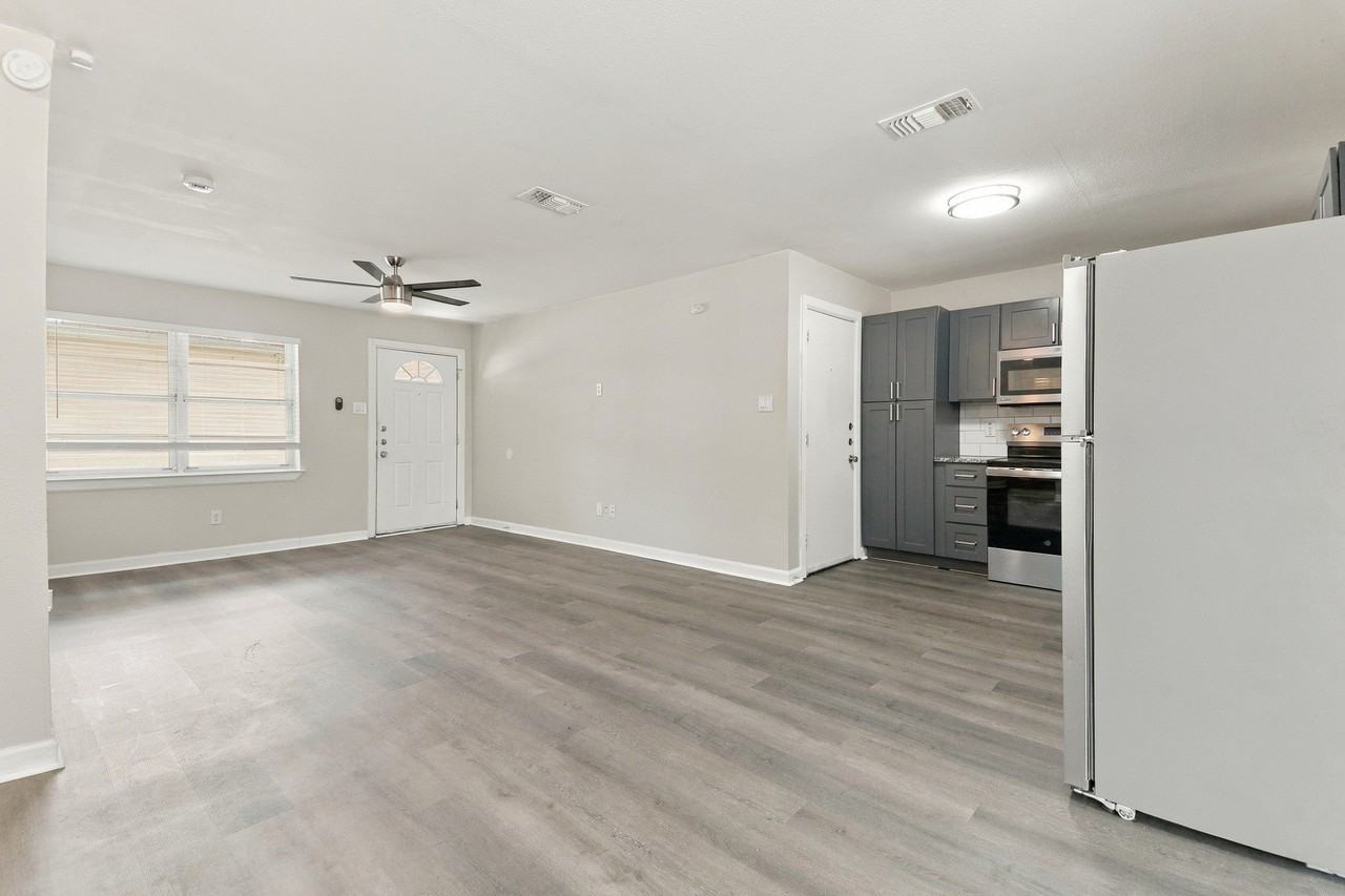 2420 Bamboo St - Photo 3 of 16