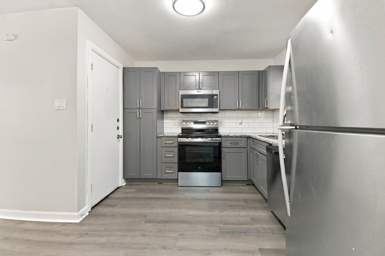 2420 Bamboo St - Photo 6 of 16