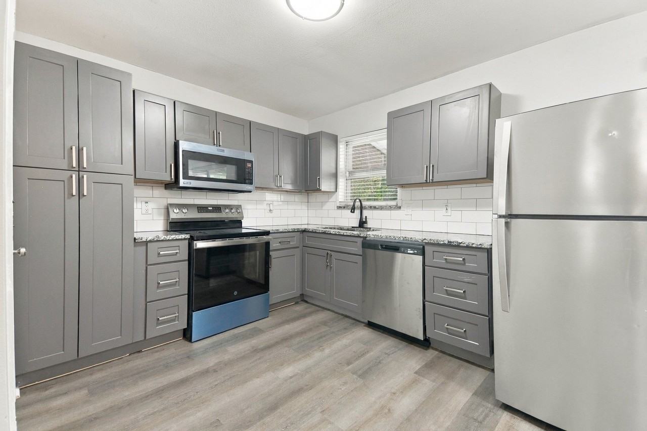2420 Bamboo St - Photo 7 of 16