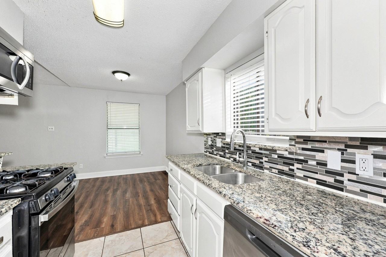 2616 Alamain Dr - Photo 4 of 15